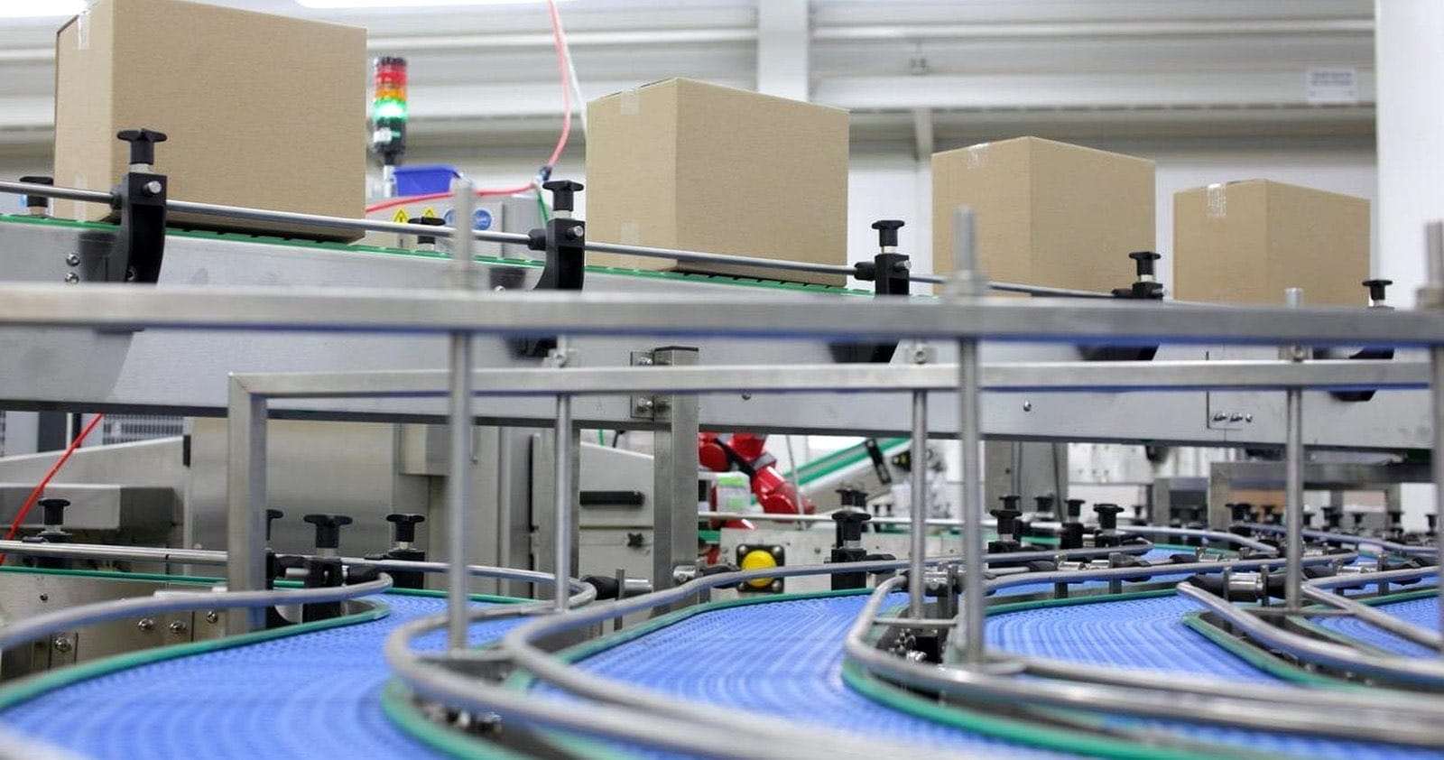Línea de transporte industrial con bandas modulares Suplitech